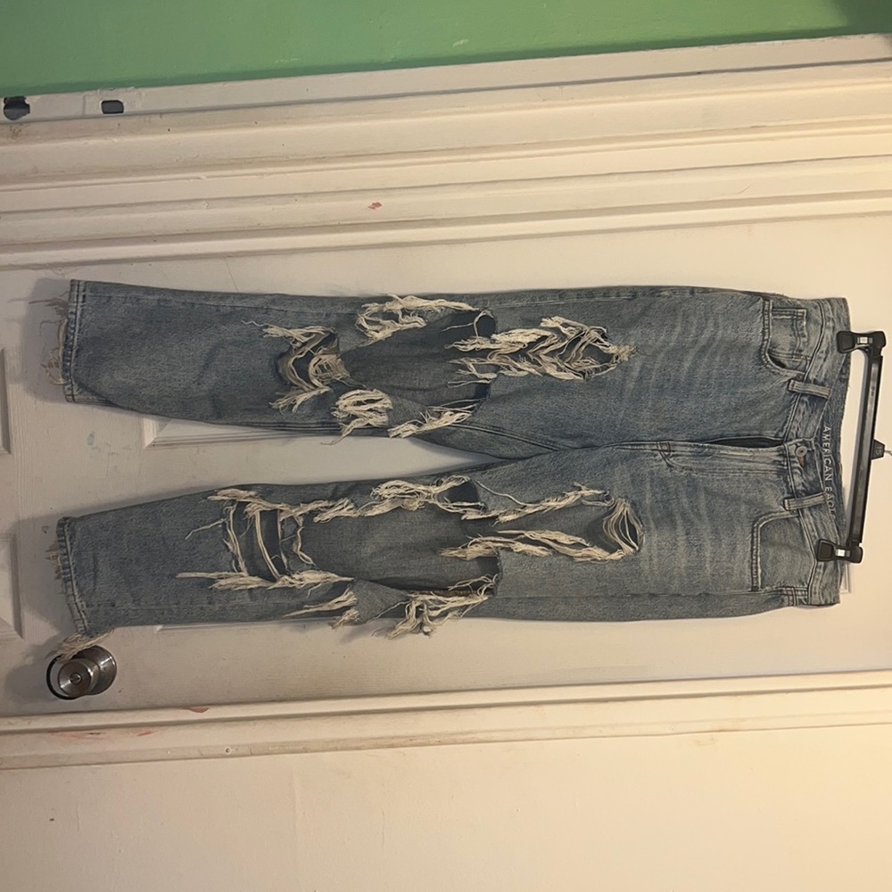 Hello cuties. We got american eagle size 8 US ripped high waist mom jeans <3